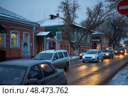 Вечер, сумерки, автомобили, Дом-музей Б. М. Кустодиева в Астрахани (2018 год). Редакционное фото, фотограф Павел Просянов / Фотобанк Лори