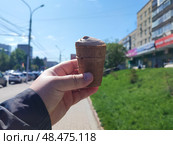 Шоколадное мороженое в руке. Chocolate ice cream in your hand. 巧克力冰淇淋在你的手中。 Стоковое фото, фотограф Денис Баданин / Фотобанк Лори