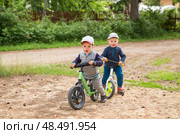 Children on a balance bike. Стоковое фото, фотограф Юлия Бабкина / Фотобанк Лори