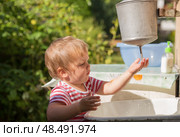 Little boy washes his hands under water dispenser. Стоковое фото, фотограф Юлия Бабкина / Фотобанк Лори
