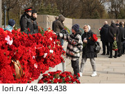 Торжественное возложение цветов на Пискарёвском мемориальном кладбище в честь 80-летия Великой Победы. Редакционное фото, фотограф Роман Рожков / Фотобанк Лори