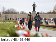 Торжественное возложение цветов на Пискарёвском мемориальном кладбище в честь 80-летия Великой Победы. Редакционное фото, фотограф Роман Рожков / Фотобанк Лори