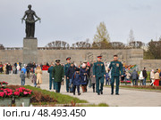 Торжественное возложение цветов на Пискаревском мемориальном кладбище в честь 80-летия Великой Победы. Редакционное фото, фотограф Роман Рожков / Фотобанк Лори