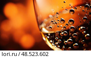 effervescent orange wine ai generated. Стоковое AI-изображение, AI-художник Vectorwin / Фотобанк Лори