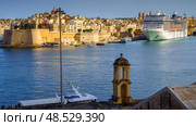 VALLETTA, MALTA - NOVEMBER 12, 2018 - In bay The Grand Harbor Tricity of Valletta, Birgu and Senglea on the island Malta. Редакционное фото, фотограф Сергей Богомяко / Фотобанк Лори