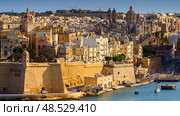 VALLETTA, MALTA - NOVEMBER 12, 2018 - Panoramic view of the Grand Harbor Tricity bay, Birgu and Senglea islands with ships and boats in the port. Стоковое фото, фотограф Сергей Богомяко / Фотобанк Лори