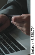 Vertical video. Paying online. Finalizing internet orders with bank card. Стоковое видео, видеограф Маргарита Кирьякова / Фотобанк Лори
