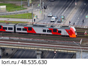Санкт-Петербург. Электричка Siemens Desiro RUS "Ласточка" на мосту в районе станции "Ленинский проспект". Редакционное фото, фотограф Александр Тарасенков / Фотобанк Лори
