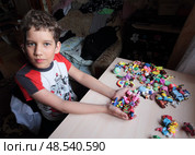 Мальчик налепил игрушек. Редакционное фото, фотограф Анатолий Матвейчук / Фотобанк Лори