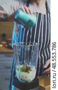 Man add milk to Smoothie Strawberry Kiwi Banana Goji Berry Refreshing and Nutritious. Стоковое видео, видеограф Mihail Mihaylov / Фотобанк Лори