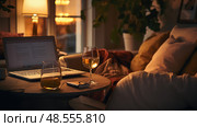 evening wine and laptop ai generated. Стоковое AI-изображение, AI-художник Vectorwin / Фотобанк Лори