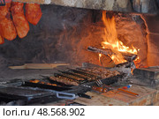 В горах  Кабардино-Балкарии есть место где готовят мясо и овощи на раскаленных углях. Мясо готовится на огне. Мясо готовится на раскаленных углях. Стоковое фото, фотограф Эдуард Белкин / Фотобанк Лори
