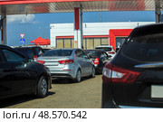 Cars at a petrol station in a queue. Стоковое фото, фотограф Юрий Бизгаймер / Фотобанк Лори