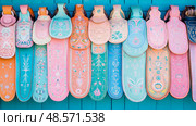 Pastel saddles hanging: equestrian fashion and handcrafted decoration for horse riding. Стоковое AI-изображение, AI-художник Данила Большаков / Фотобанк Лори