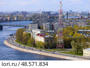 Санкт-Петербург. Вид на Октябрьскую набережную и Неву южнее Володарского моста. Редакционное фото, фотограф Александр Тарасенков / Фотобанк Лори