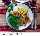 Roasted red mullet with potatoes and vegetables. Стоковое фото, фотограф Яков Филимонов / Фотобанк Лори