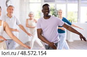 Mature men and women practicing Hip-hop dance in training hall. Стоковое фото, фотограф Яков Филимонов / Фотобанк Лори