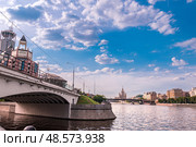 Бизнес-центр "Красные Холмы", отель «Swissotel Красные Холмы». Московский международный Дом музыки (ММДМ). Космодамианская набережная, Район Замоскворечье. И высотное здание на Котельнической набережной вдалеке. Город Москва. Россия (2016 год). Редакционное фото, фотограф Елена Ларионова / Фотобанк Лори