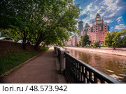 Вид на Бизнес-центр "Красные Холмы", отель «Swissotel Красные Холмы». Московский международный Дом музыки (ММДМ). Космодамианская набережная, Район Замоскворечье. Город Москва. Россия (2016 год). Редакционное фото, фотограф Елена Ларионова / Фотобанк Лори