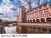 Вид на Бизнес-центр "Красные Холмы", отель «Swissotel Красные Холмы». Московский международный Дом музыки (ММДМ). Космодамианская набережная, Район Замоскворечье. Город Москва. Россия (2016 год). Редакционное фото, фотограф Елена Ларионова / Фотобанк Лори