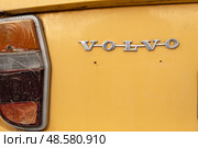 Rishon Lezion, Israel - May 15,2025. Old Volvo metallic logo badge on an orange car. Редакционное фото, фотограф Георгий Дзюра / Фотобанк Лори