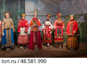 Женские праздничные костюмы. Крестьянское сословие. Экспозиция Музея сословий России в галерее Ильи Глазунова. Москва. Редакционное фото, фотограф Pukhov K / Фотобанк Лори