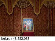 Икона "Царственных Страстотерпцев" (Романовых).  Экспозиция Музея Святой Царской семьи. Расположена в здании, построенном на месте Ипатьевского дома, где царская семья провела свои последние дни. Екатеринбург (2024 год). Редакционное фото, фотограф Pukhov K / Фотобанк Лори
