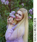 Девушка с сиренью. Стоковое фото, фотограф Irina Paulina / Фотобанк Лори