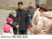 Торжественное возложение цветов на Пискарёвском мемориальном кладбище в честь 80-летия Великой Победы ФК "Зенит" Редакционное фото, фотограф Роман Рожков / Фотобанк Лори