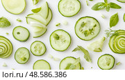 Fresh cucumber slices with herbs: A refreshing summer salad ingredient assortment. Стоковое AI-изображение, AI-художник Данила Большаков / Фотобанк Лори