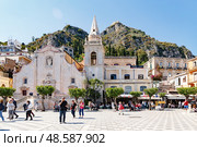 Church Chiesa di San Giuseppe in Square Piazza IX Aprile, Taormina in sunny day (2019 год). Редакционное фото, фотограф Ирина Мойсеева / Фотобанк Лори