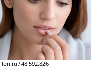 Close-Up of Patient Taking Pill Following Doctor's Advice, Healthcare Compliance Concept.  пациент, принимающий таблетку по совету врача, концепция соблюдения норм здравоохранения. Стоковое AI-изображение, AI-художник Katsiaryna Repich / Фотобанк Лори