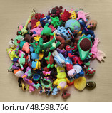 Много игрушек из воздушного пластилина. Детское творчество.. Редакционное фото, фотограф Анатолий Матвейчук / Фотобанк Лори