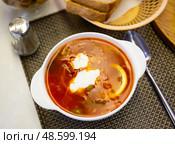 Traditional Russian meat soup Solyanka with sour cream and lemon. Стоковое фото, фотограф Яков Филимонов / Фотобанк Лори