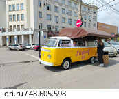 Кофейня из фургона Volkswagen на городской улице Красноярска. Редакционное фото, фотограф Михаил Павлов / Фотобанк Лори