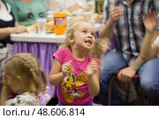 Belarus, Gomel, 189 May 2018. Children's entertainment center store. Celebrating the birthday of children.Exulting happy girl child on holiday. Редакционное фото, фотограф Лазаренко Светлана / Фотобанк Лори
