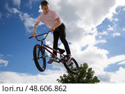 Belarus, Gomel, June 24, 2018. Central park. Extreme cycling.Risky sports cycling against the sky. Редакционное фото, фотограф Лазаренко Светлана / Фотобанк Лори