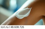 Moisturizing cream applied on a hand for skincare routine. Увлажняющий крем, нанесенный на руку для ухода за кожей. Стоковое AI-изображение, AI-художник Katsiaryna Repich / Фотобанк Лори