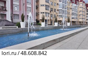 Beautiful urban fountain attraction surrounded by modern buildings in a sunny location - Stavropol, Russia - May 18, 2025. Редакционное видео, видеограф Наталия Попова / Фотобанк Лори