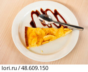 Apple cheesecake slice with shortcrust pasty on plate with balsamic glaze. Стоковое фото, фотограф Яков Филимонов / Фотобанк Лори