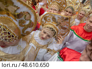 Участницы русского народного ансамбля в кокошниках перед выступлением на Красной площади в центре города Москвы, Россия. Редакционное фото, фотограф Николай Винокуров / Фотобанк Лори