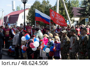 Люди на митинге в День Победы, село Гордеевка, Брянская область. Редакционное фото, фотограф Дмитрий Неумоин / Фотобанк Лори