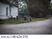Дети после школы на центральной улице в селе Творишино. Редакционное фото, фотограф Дмитрий Неумоин / Фотобанк Лори