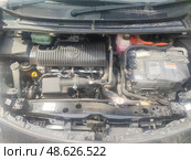 Подкапотное пространство гибридного автомобиля. The engine compartment of a hybrid car. 混合动力汽车的发动机舱。 Редакционное фото, фотограф Денис Баданин / Фотобанк Лори