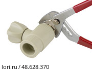 Водопроводный кран и гаечный ключ на белом фоне.  Water faucet and a wrench on a white background.d. Стоковое фото, фотограф Татьяна Д / Фотобанк Лори