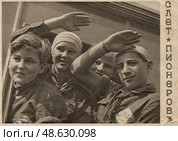 Слет пионеров 1929 год. Делегаты Северного Кавказа. Старинная советская открытка. Стоковое фото, фотограф Артёменко Дмитрий Николаевич / Фотобанк Лори