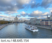 Теплоход движется по Москве-реке вечером вдоль Раушской набережной, Москва (2023 год). Редакционное фото, фотограф Мария Кылосова / Фотобанк Лори