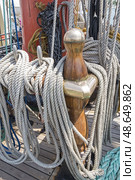 Свернутые корабельные канаты развешанные на палубе парусника. Coiled ship's ropes hung on the deck of a sailing ship. Стоковое фото, фотограф Татьяна Д / Фотобанк Лори