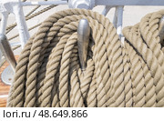 Свернутые корабельные канаты развешанные на палубе парусника. Coiled ship's ropes hung on the deck of a sailing ship. Стоковое фото, фотограф Татьяна Д / Фотобанк Лори