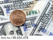 Close-up of a Czech crown coin on US 100 dollar bills in focus. Стоковое фото, фотограф Емельянов Евгений Викторович / Фотобанк Лори